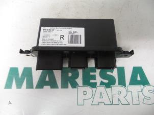 Używane Sterownik Rózne Renault Scénic III (JZ) 1.4 16V TCe 130 Cena € 75,00 Procedura marży oferowane przez Maresia Parts