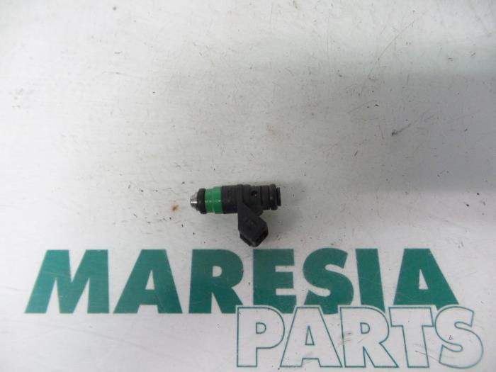 Usagé Injecteur (injection essence) Renault Laguna II Grandtour (KG) 2.0 16V Prix € 20,00 Règlement à la marge proposé par Maresia Parts