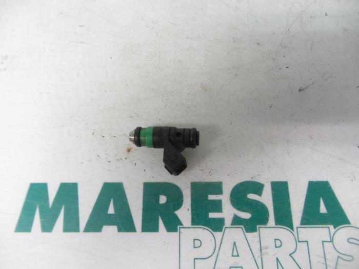 Usagé Injecteur (injection essence) Renault Laguna II Grandtour (KG) 2.0 16V Prix € 20,00 Règlement à la marge proposé par Maresia Parts