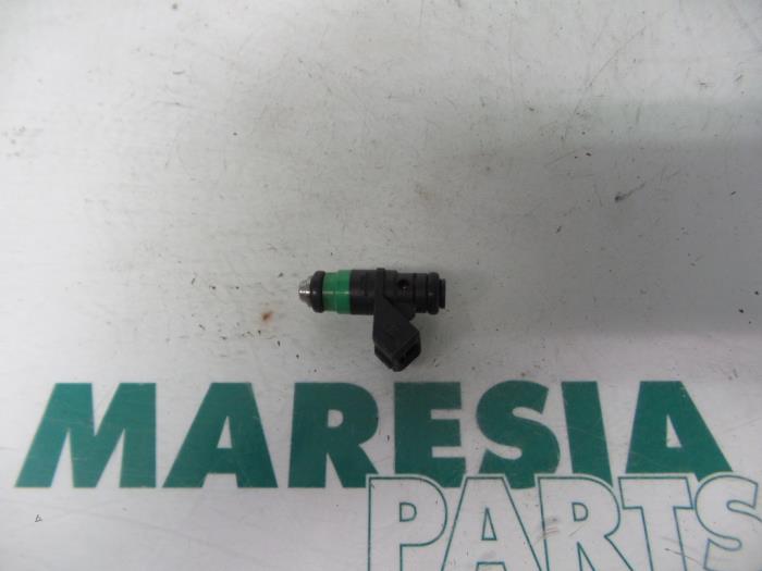 Usagé Injecteur (injection essence) Renault Laguna II Grandtour (KG) 2.0 16V Prix € 20,00 Règlement à la marge proposé par Maresia Parts