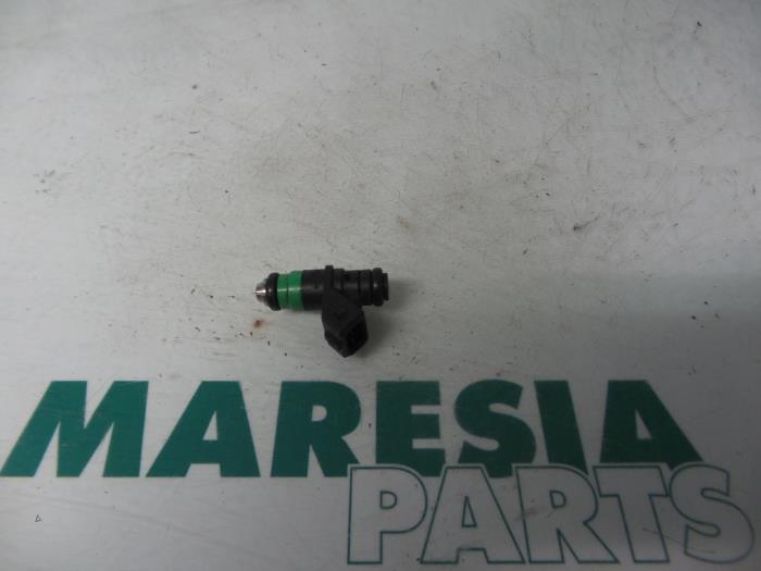 Usagé Injecteur (injection essence) Renault Laguna II Grandtour (KG) 2.0 16V Prix € 20,00 Règlement à la marge proposé par Maresia Parts