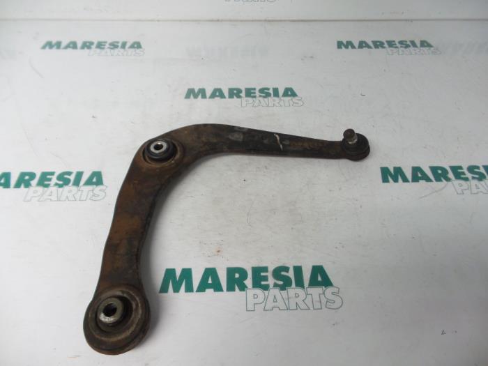 Front lower wishbone, right from a Peugeot 206 CC (2D) 1.6 16V 2001