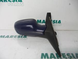 Used Wing mirror, right Renault Scénic II (JM) 1.6 16V Price € 40,00 Margin scheme offered by Maresia Parts