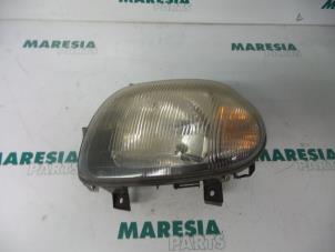 Used Headlight, left Renault Clio II (BB/CB) 1.2 Price € 25,00 Margin scheme offered by Maresia Parts