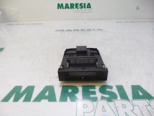 Używane Czytnik kart (zamek) Renault Fluence (LZ) 1.5 dCi 105 Cena € 35,00 Procedura marży oferowane przez Maresia Parts