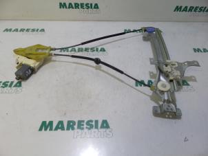 Begagnade Fönstermekanism för bakre dörr, 4-dörrars, höger Renault Fluence (LZ) 1.5 dCi 105 Pris € 90,00 Marginaltabell erbjuds av Maresia Parts