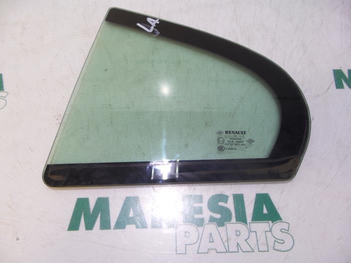 Usados Ventanilla triangular izquierda detrás Renault Fluence (LZ) 1.5 dCi 105 Precio € 30,00 Norma de margen ofrecido por Maresia Parts
