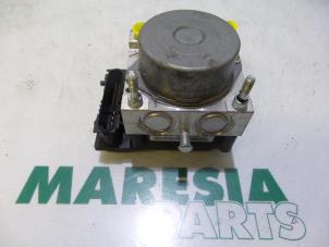 Used ABS pump Renault Clio III (BR/CR) 1.2 16V TCe 100 Price € 65,00 Margin scheme offered by Maresia Parts
