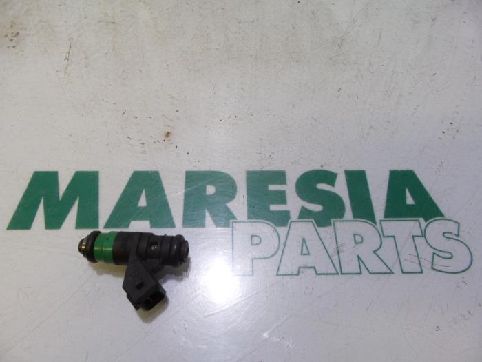 Usagé Injecteur (injection essence) Renault Laguna II Grandtour (KG) 2.0 16V Prix € 20,00 Règlement à la marge proposé par Maresia Parts