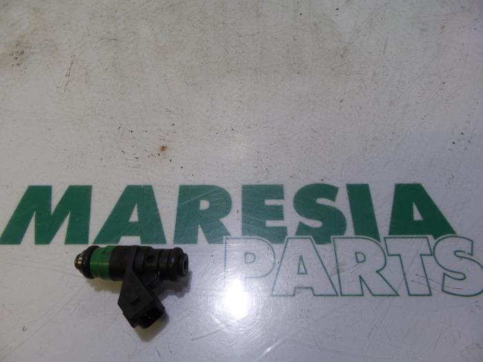 Usagé Injecteur (injection essence) Renault Laguna II Grandtour (KG) 2.0 16V Prix € 20,00 Règlement à la marge proposé par Maresia Parts