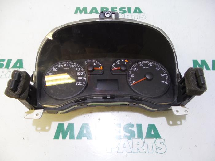 Używane Tablica rozdzielcza Fiat Punto II (188) 1.4 16V Cena € 25,00 Procedura marży oferowane przez Maresia Parts