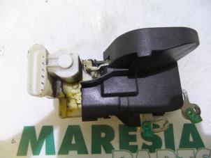 Używane Mechanizm blokady drzwi lewych wersja 2-drzwiowa Alfa Romeo 147 (937) 1.6 Twin Spark 16V Cena € 25,00 Procedura marży oferowane przez Maresia Parts