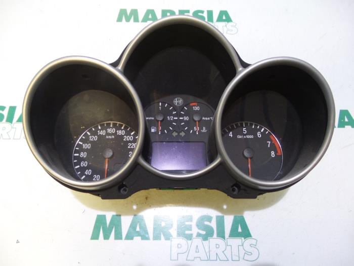 Instrument panel from a Alfa Romeo 147 (937) 1.6 Twin Spark 16V 2001
