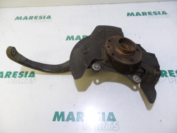 Knuckle, front left from a Alfa Romeo 159 Sportwagon (939BX) 2.2 JTS 16V 2007