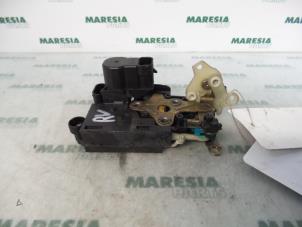Używane Mechanizm blokady drzwi prawych przednich wersja 4-drzwiowa Alfa Romeo 156 (932) 1.8 Twin Spark 16V Cena € 25,00 Procedura marży oferowane przez Maresia Parts