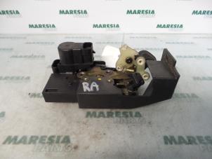 Używane Mechanizm blokady drzwi prawych tylnych wersja 4-drzwiowa Alfa Romeo 156 (932) 1.8 Twin Spark 16V Cena € 25,00 Procedura marży oferowane przez Maresia Parts