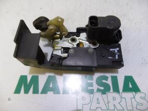 Używane Mechanizm blokady drzwi lewych tylnych wersja 4-drzwiowa Alfa Romeo 156 Sportwagon (932) 1.9 JTD 16V Cena € 25,00 Procedura marży oferowane przez Maresia Parts