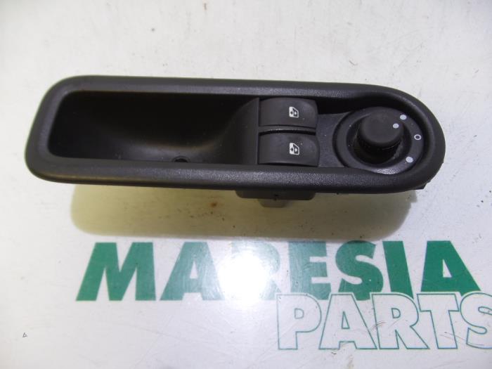 Usados Interruptor combinado de ventanillas Renault Twingo II (CN) 1.5 dCi 90 FAP Precio € 25,00 Norma de margen ofrecido por Maresia Parts