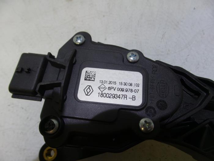 Throttle pedal position sensor from a Renault Captur (2R) 0.9 Energy TCE 12V 2015