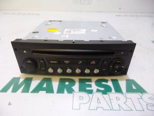 Usados Reproductor de CD y radio Peugeot Expert (G9) 1.6 HDi 90 Precio € 90,75 IVA incluido ofrecido por Maresia Parts