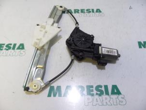 Używane Mechanizm szyby prawej tylnej wersja 4-drzwiowa Alfa Romeo 159 (939AX) 1.8 TBI 16V Cena € 50,00 Procedura marży oferowane przez Maresia Parts
