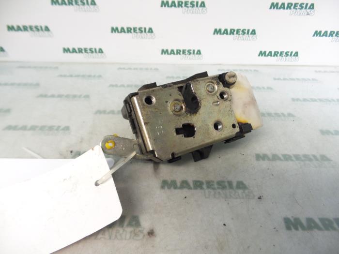 Rear door lock mechanism 4-door, left from a Alfa Romeo 147 (937) 1.6 HP Twin Spark 16V 2002