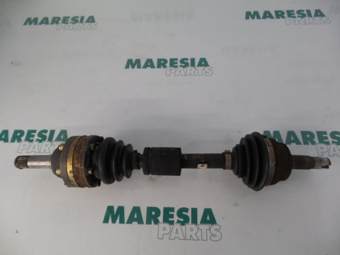 Usagé Arbre de transmission avant gauche Alfa Romeo 147 (937) 1.6 HP Twin Spark 16V Prix € 50,00 Règlement à la marge proposé par Maresia Parts