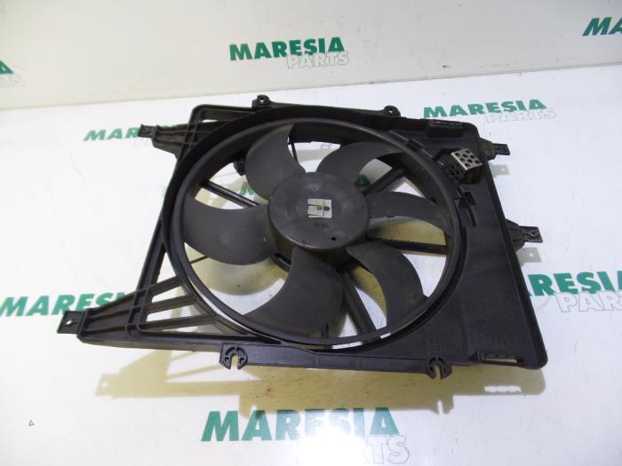 Używane Silnik wentylatora Renault Clio II (BB/CB) 1.4 16V Cena € 29,95 Procedura marży oferowane przez Maresia Parts