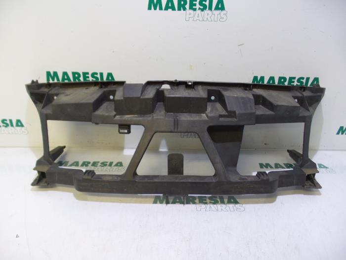 Begagnade Front Renault Scénic II (JM) 2.0 16V Pris € 25,00 Marginaltabell erbjuds av Maresia Parts