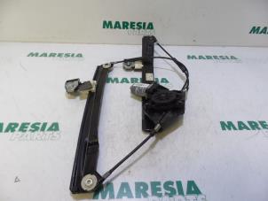 Używane Mechanizm szyby lewej przedniej wersja 4-drzwiowa Alfa Romeo 159 Sportwagon (939BX) 1.9 JTDm Cena € 50,00 Procedura marży oferowane przez Maresia Parts