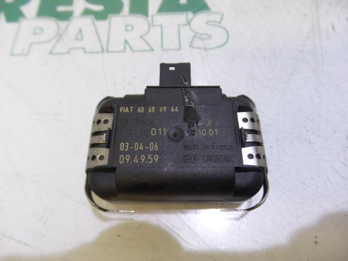 Begagnade Regnsensor Alfa Romeo 159 Sportwagon (939BX) 1.9 JTDm Pris € 40,00 Marginaltabell erbjuds av Maresia Parts