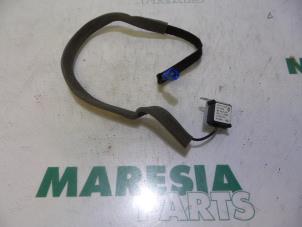 Used Antenna Renault Clio IV (5R) 0.9 Energy TCE 90 12V Price € 20,00 Margin scheme offered by Maresia Parts