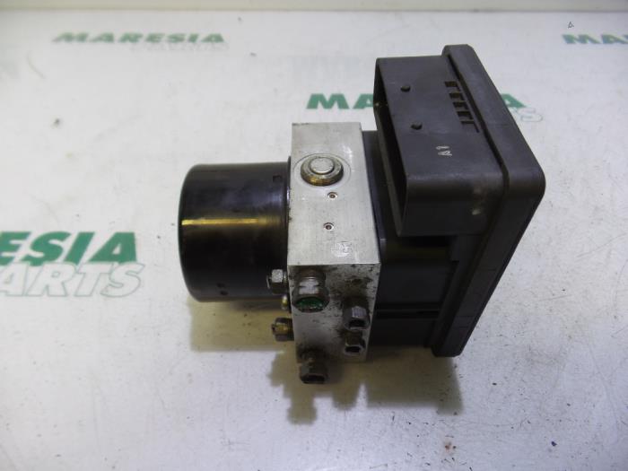 Używane Pompa ABS Citroen C5 II Break (RE) 1.8 16V Cena € 262,50 Procedura marży oferowane przez Maresia Parts