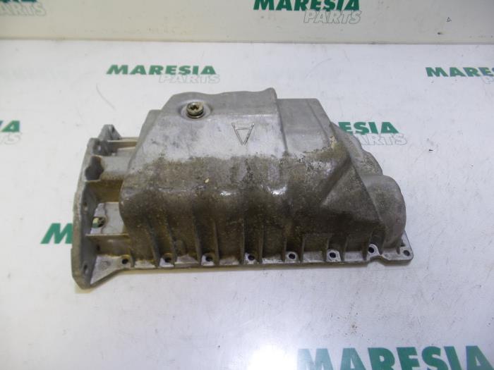 Usagé Couvercle carter Renault Laguna II Grandtour (KG) 1.8 16V Prix € 30,00 Règlement à la marge proposé par Maresia Parts