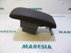 Used Armrest Peugeot 407 SW (6E) 2.0 HDiF 16V Price € 50,00 Margin scheme offered by Maresia Parts