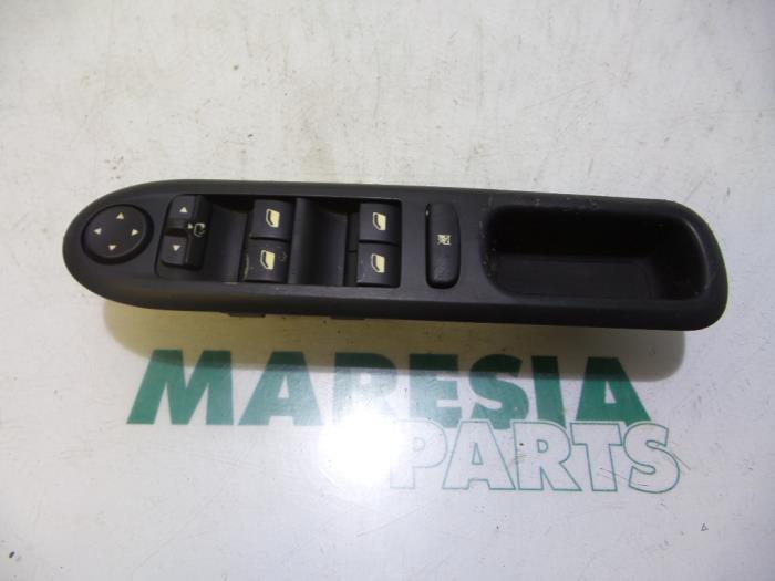 Usados Interruptor combinado de ventanillas Peugeot 407 SW (6E) 2.0 HDiF 16V Precio € 35,00 Norma de margen ofrecido por Maresia Parts