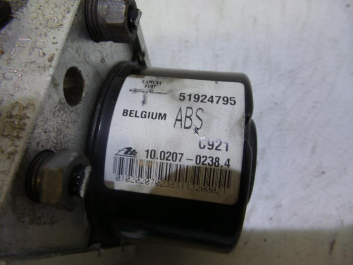 ABS pump from a Fiat Doblo Cargo (263) 1.6 D Multijet 2014