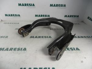 Usagé Bras de suspension haut avant droit Peugeot 407 SW (6E) 2.0 16V Prix € 25,00 Règlement à la marge proposé par Maresia Parts