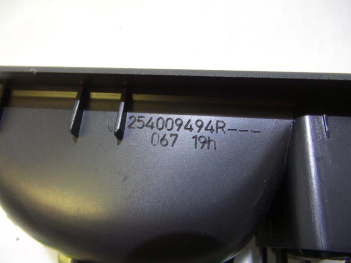 Interruptor combinado de ventanillas de un Renault Twingo II (CN) 1.2 16V 2012
