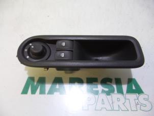 Used Multi-functional window switch Renault Twingo II (CN) 1.2 16V Price € 25,00 Margin scheme offered by Maresia Parts