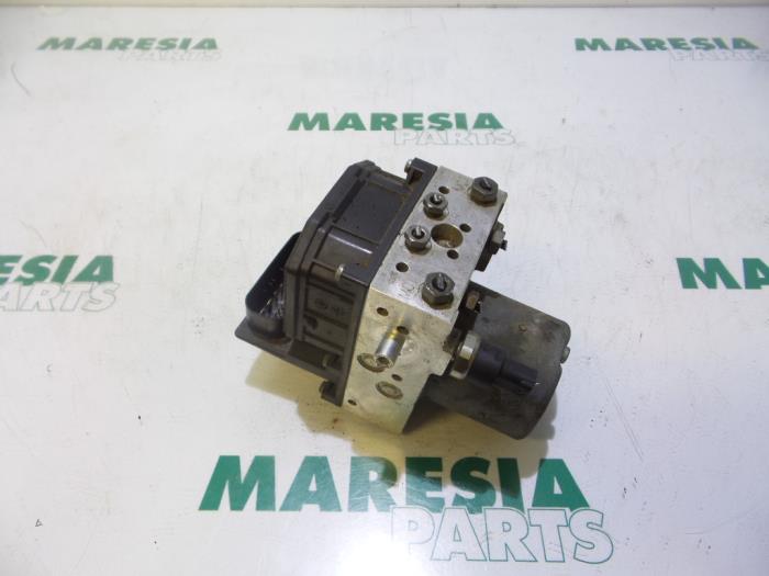 Używane Pompa ABS Alfa Romeo GT (937) 2.0 JTS 16V Cena € 80,00 Procedura marży oferowane przez Maresia Parts
