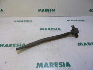 Usagé Bras de suspension bas arrière droit Alfa Romeo GT (937) 2.0 JTS 16V Prix € 50,00 Règlement à la marge proposé par Maresia Parts