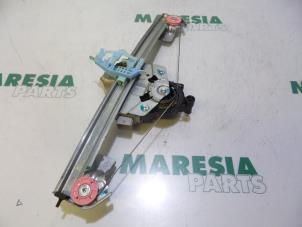 Używane Mechanizm szyby prawej tylnej wersja 4-drzwiowa Lancia Ypsilon (312) 0.9 TwinAir 85 Cena € 60,00 Procedura marży oferowane przez Maresia Parts