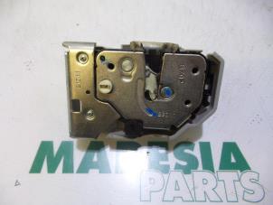 Używane Mechanizm blokady drzwi prawych tylnych wersja 4-drzwiowa Lancia Ypsilon (312) 0.9 TwinAir 85 Cena € 50,00 Procedura marży oferowane przez Maresia Parts