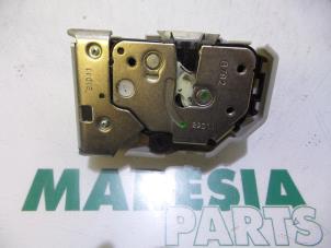 Używane Mechanizm blokady drzwi prawych przednich wersja 4-drzwiowa Lancia Ypsilon (312) 0.9 TwinAir 85 Cena € 50,00 Procedura marży oferowane przez Maresia Parts