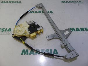 Używane Mechanizm szyby prawej przedniej wersja 4-drzwiowa Peugeot 307 (3A/C/D) 2.0 16V Cena € 35,00 Procedura marży oferowane przez Maresia Parts