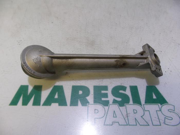 Używane Pompa oleju Renault Clio II (BB/CB) 1.2 16V Cena € 25,00 Procedura marży oferowane przez Maresia Parts