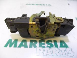 Used Door lock mechanism 2-door, left Fiat Stilo (192A/B) 1.2 16V 3-Drs. Price € 25,00 Margin scheme offered by Maresia Parts
