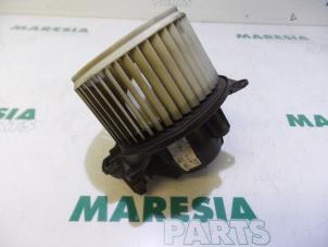 Usados Motor de ventilador de calefactor Fiat Stilo (192A/B) 1.2 16V 3-Drs. Precio € 25,00 Norma de margen ofrecido por Maresia Parts