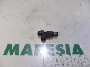 Gebrauchte Injektor (Benzineinspritzung) Peugeot 206 (2A/C/H/J/S) 1.4 XR,XS,XT,Gentry Preis € 20,00 Margenregelung angeboten von Maresia Parts